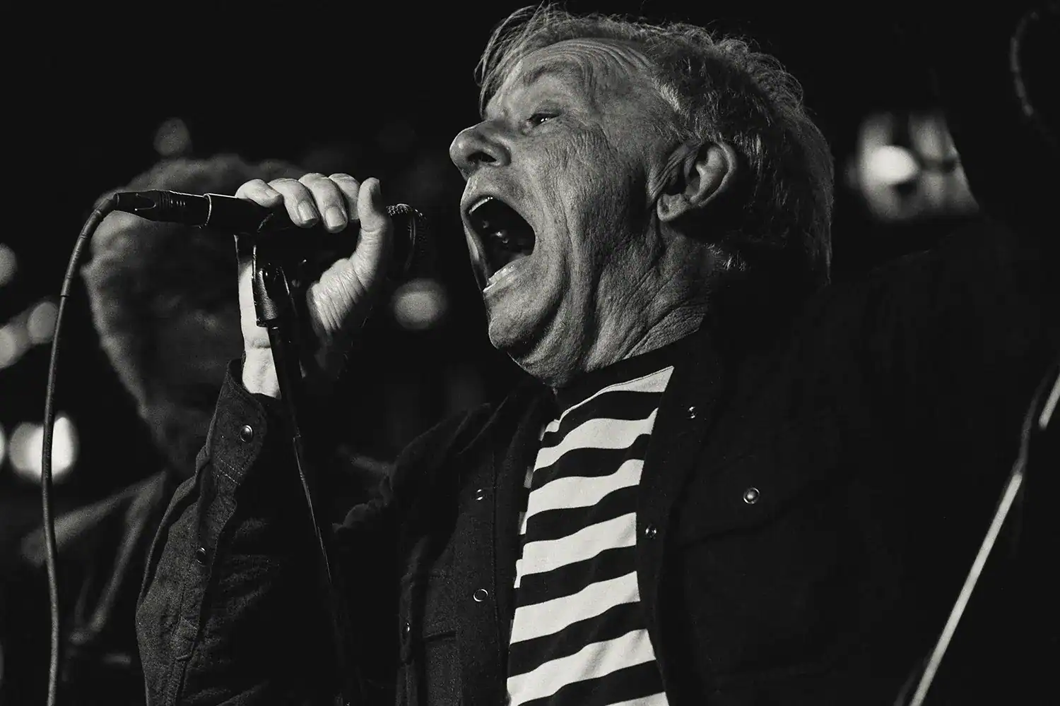 Jeff Wolfe belting it out